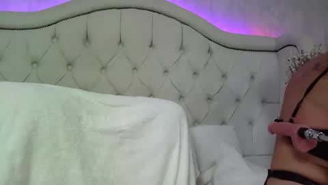 carolinesampaio online show from April 10, 2026, 10:53 am