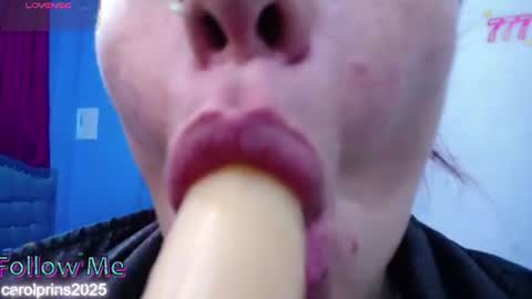 Snapshot of carolinhe_ chatting on June 12, 2026, 3:27 am Carolinhe online show from June 12, 2026, 3:27 am