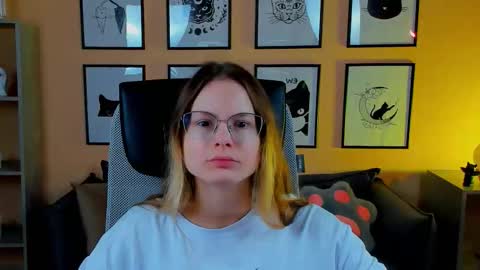 Snapshot of carrie_roses chatting on September 19, 2025, 4:14 am carrie_roses online show from September 19, 2025, 4:14 am