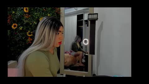 cata_sanchez online show from November 23, 2025, 11:37 pm