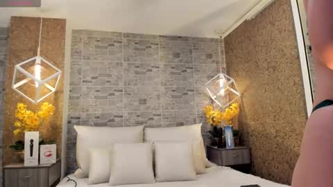 CatalinnaThompson online show from October 29, 2025, 12:07 pm