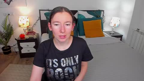 Snapshot of catherinewalls chatting on December 5, 2024, 2:31 am Catrin online show from December 5, 2024, 2:31 am