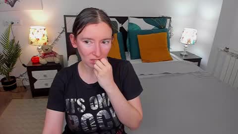 Snapshot of catherinewalls chatting on December 6, 2024, 2:24 am Catrin online show from December 6, 2024, 2:24 am