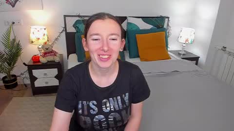 Snapshot of catherinewalls chatting on December 6, 2024, 5:31 am Catrin online show from December 6, 2024, 5:31 am