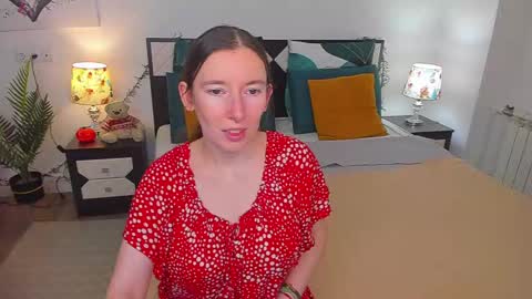 Snapshot of catherinewalls chatting on December 8, 2024, 5:18 am Catrin online show from December 8, 2024, 5:18 am