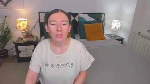 Snapshot of catherinewalls chatting on December 24, 2024, 5:05 am Catrin online show from December 24, 2024, 5:05 am