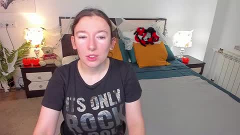 Snapshot of catherinewalls chatting on October 31, 2025, 6:14 am Catrin online show from October 31, 2025, 6:14 am