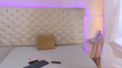 Snapshot of cathmellow_ chatting on February 4, 2026, 7:09 pm CATH online show from February 4, 2026, 7:09 pm