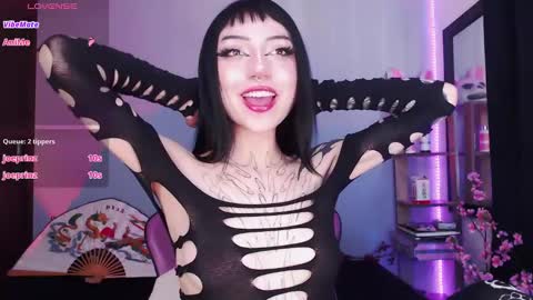 Snapshot of cati_petite chatting on February 19, 2025, 1:28 pm Cati help me reach my goal of 100 thumbs up again 3 online show from February 19, 2025, 1:28 pm