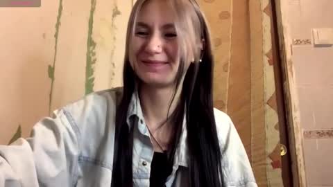 Lola online show from October 9, 2025, 9:13 pm