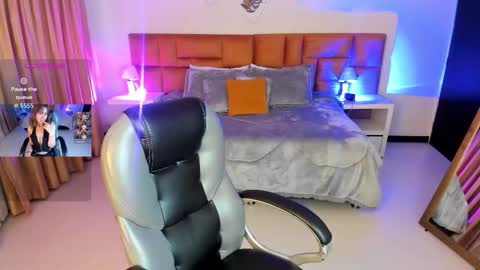 catti_brie_ online show from November 15, 2025, 11:40 am