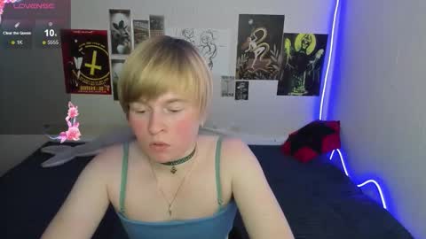 cattie_w_ online show from December 17, 2025, 1:22 am