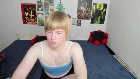 cattie_w_ online show from May 19, 2026, 1:56 am