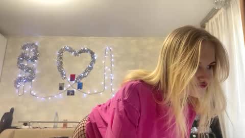 Snapshot of celenfomes chatting on December 2, 2025, 7:47 am Selene online show from December 2, 2025, 7:47 am