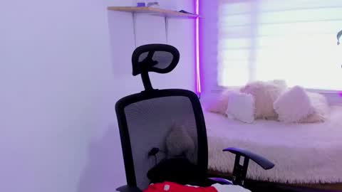 celeste_bonnet1 online show from November 5, 2025, 7:25 pm