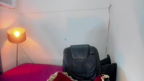 chantal_fuck online show from May 18, 2026, 11:32 pm