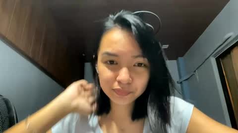 Snapshot of charamaracle chatting on April 1, 2026, 1:41 pm Elly online show from April 1, 2026, 1:41 pm