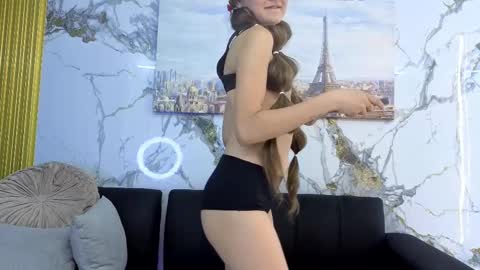 charlotte_skinny11_aws online show from October 1, 2025, 6:25 pm