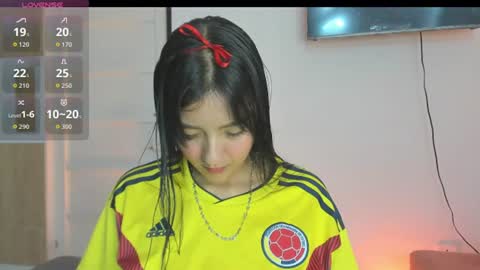 charlottekiss99 online show from June 18, 2026, 12:53 pm