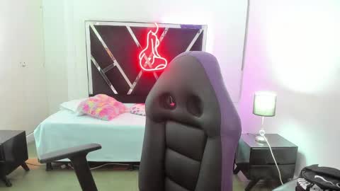    online show from October 4, 2025, 9:24 pm