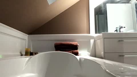 chenovich online show from January 2, 2025, 1:06 am