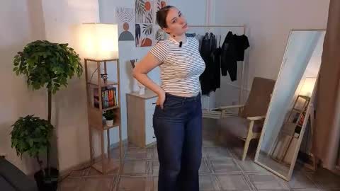 Snapshot of cherellehowieson chatting on October 21, 2025, 11:22 am Pauline its my first day online show from October 21, 2025, 11:22 am