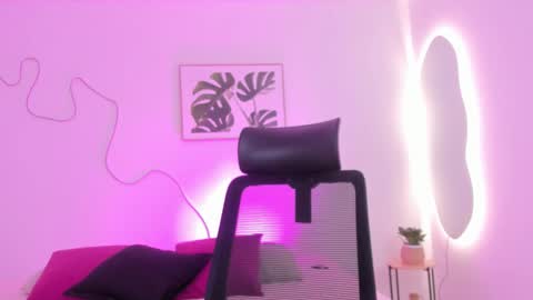 C H E R R Y online show from October 29, 2025, 12:18 pm