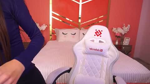 cherryylulu online show from November 12, 2025, 8:48 am