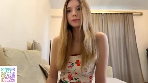 Snapshot of chloe_show chatting on December 1, 2025, 1:27 pm hloe online show from December 1, 2025, 1:27 pm