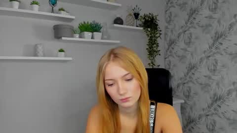 Snapshot of chloeblonde18 chatting on November 26, 2025, 7:31 am Chloe online show from November 26, 2025, 7:31 am