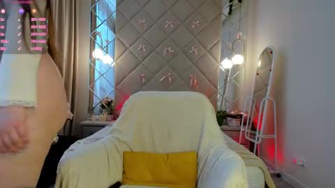 chloee white online show from March 9, 2026, 8:51 am