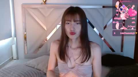 Chloe online show from November 24, 2025, 5:34 pm