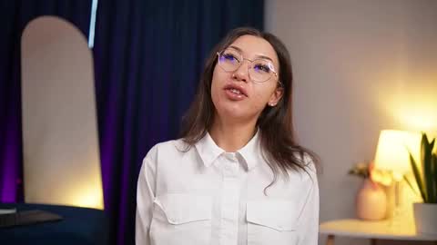 chloemin_ online show from November 15, 2025, 7:05 am