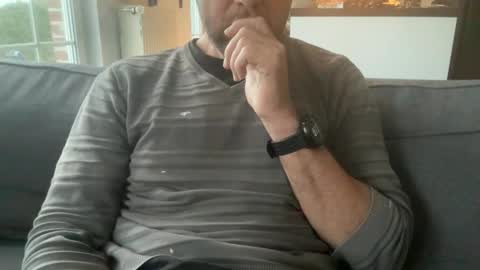 chris13abcd online show from December 23, 2025, 8:01 am