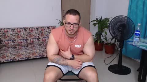 Snapshot of chris_huntter chatting on September 18, 2025, 12:01 am chris_huntter online show from September 18, 2025, 12:01 am