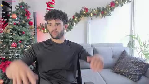 Snapshot of chrisandrew_ chatting on December 10, 2024, 4:38 pm Im Chirs IM MODEL INDEPENDT online show from December 10, 2024, 4:38 pm