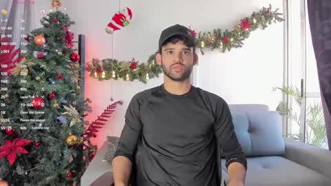 Snapshot of chrisandrew_ chatting on December 10, 2024, 9:33 pm Im Chirs IM MODEL INDEPENDT online show from December 10, 2024, 9:33 pm