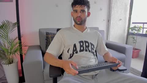 Snapshot of chrisandrew_ chatting on January 7, 2025, 4:05 pm Im Chirs IM MODEL INDEPENDT online show from January 7, 2025, 4:05 pm