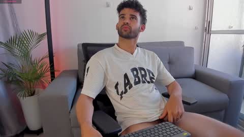 Snapshot of chrisandrew_ chatting on January 7, 2025, 7:06 pm Im Chirs IM MODEL INDEPENDT online show from January 7, 2025, 7:06 pm