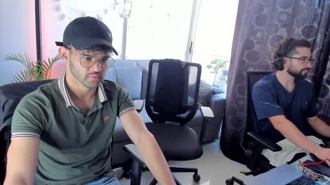 Snapshot of chrisandrew_ chatting on January 17, 2025, 8:11 pm Im Chirs IM MODEL INDEPENDT online show from January 17, 2025, 8:11 pm