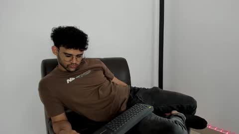 Snapshot of chrisandrew_ chatting on October 22, 2025, 2:50 pm Im Chirs IM MODEL INDEPENDT online show from October 22, 2025, 2:50 pm