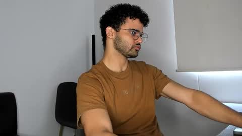 Snapshot of chrisandrew_ chatting on November 10, 2025, 3:33 pm Im Chirs IM MODEL INDEPENDT online show from November 10, 2025, 3:33 pm