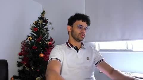 Im Chirs IM MODEL INDEPENDT online show from December 2, 2025, 8:04 pm