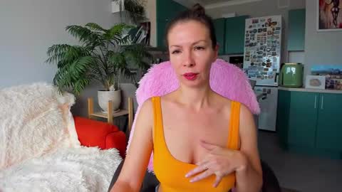 Snapshot of christina_hot chatting on October 23, 2025, 7:40 am Chris online show from October 23, 2025, 7:40 am