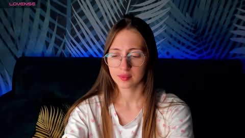 Snapshot of christycrayme chatting on October 15, 2025, 4:01 am ChristyCrayme online show from October 15, 2025, 4:01 am