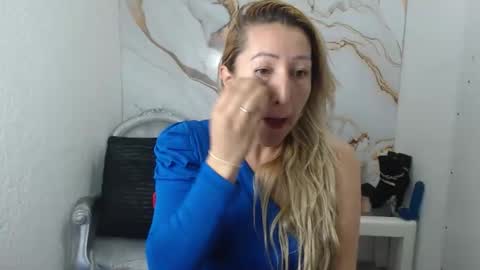 chrystal hotty online show from September 21, 2025, 1:02 pm