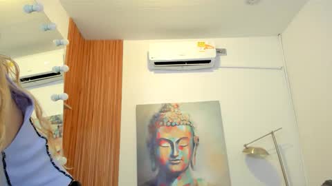 Snapshot of cinnia_ chatting on October 9, 2025, 12:03 pm Cintia online show from October 9, 2025, 12:03 pm