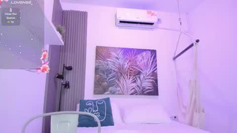 Snapshot of cinnia_ chatting on October 22, 2025, 12:05 pm Cintia online show from October 22, 2025, 12:05 pm