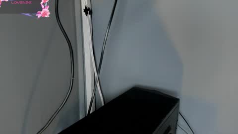 Snapshot of cinnia_ chatting on November 4, 2025, 12:04 pm Cintia online show from November 4, 2025, 12:04 pm