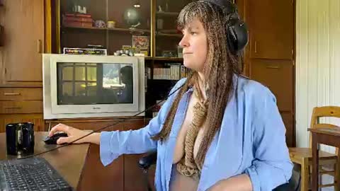 Claire Moulin online show from July 1, 2026, 12:29 pm